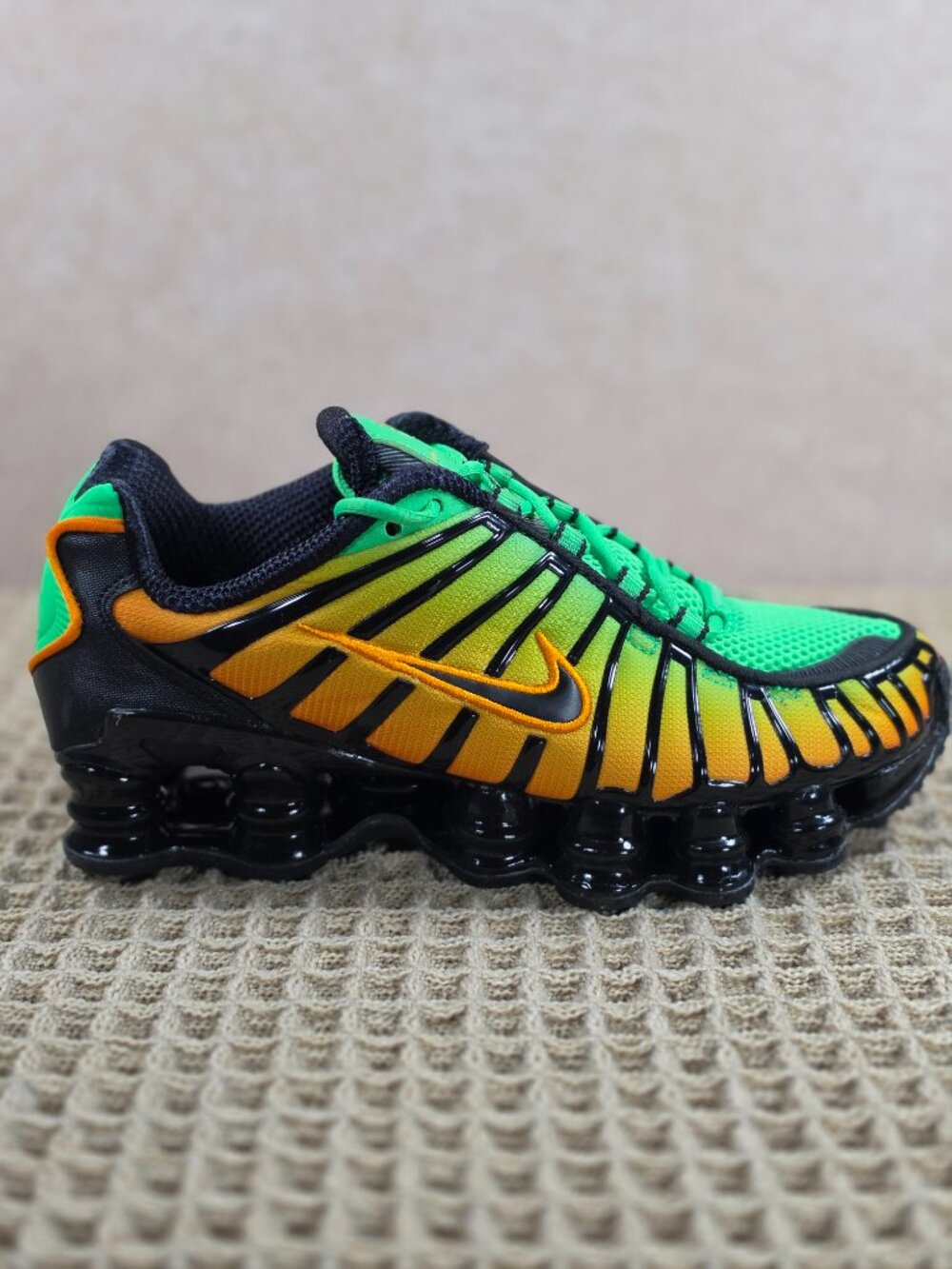 Nike Shox – Rare Gradient Green Orange Black – Youth 5Y / Women’s 6.5 – New
